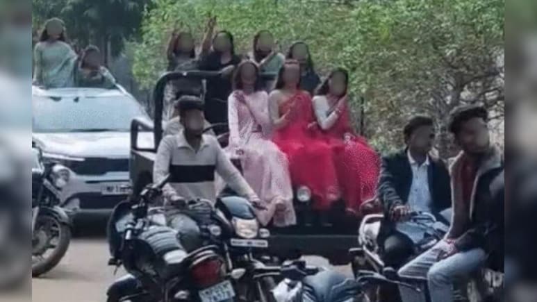 खुली जीप के बोनट पर डांस! फेयरवेल पार्टी में छात्रों का सड़क पर हुड़दंग, सुरक्षा नियमों की उड़ी धज्जियां