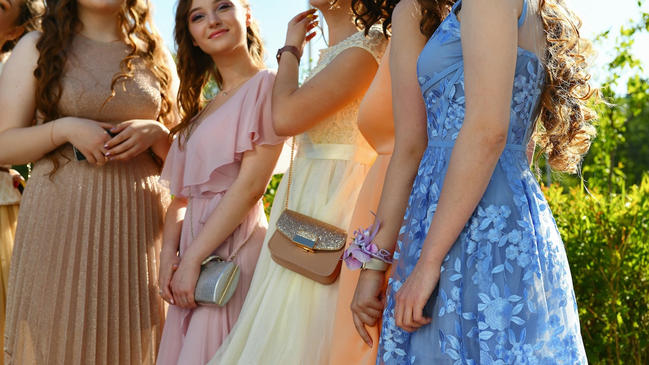 Smart Dress Shopping Guide: Dos and Donts To Save Money And Space