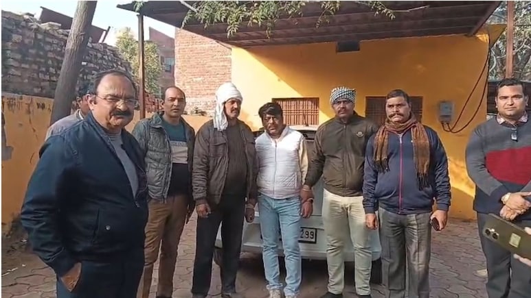 भिंड में रिश्वतखोरी! 20000 रुपये की रिश्वत ले रहा था स्टेनो अवधेश यादव, लोकायुक्त ने फिल्मी अंदाज में दबोचा