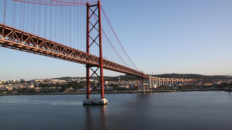9 Iconic Sea Bridges From Around The World