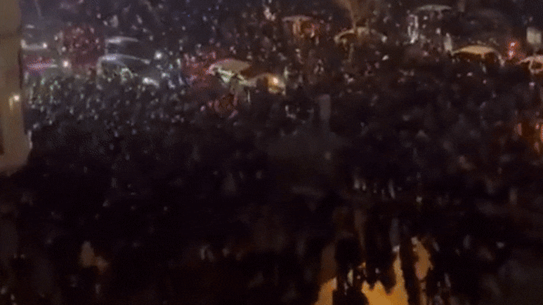 वाहन फूंके, सरकारी इमारतों को आग में झोंका... ईरान में आधी रात प्रदर्शनकारियों के बवाल की कहानी