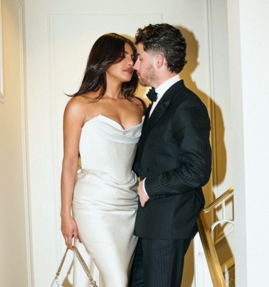 बेड पर लेटी थीं प्रियंका चोपड़ा और पिज्जा खा रहे थे निक जोनस, कपल की अलग लेवल की केमिस्ट्री पर फिदा फैन्स