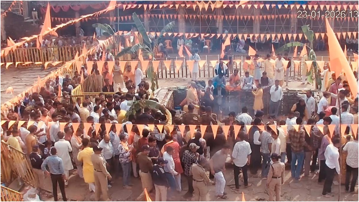 बसंत पूजा के बीच ‘डमी नमाज़', क्या मुस्लिम समाज के लोगों को 16 घंटे रोका गया? जानें पूरा विवाद