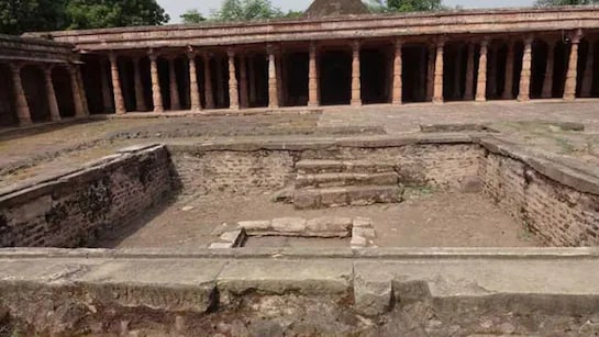 भोजशाला विवाद सदियों पुराना है. आज भी देवी-देवताओं के चित्र और संस्कृत में श्लोक लिखे हुए हैं, जबकि अंग्रेज अधिकारी वहां लगी वाग्देवी की मूर्ति को अपने साथ लंदन ले गए थे.