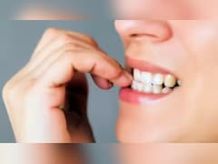 खराब होती है दांतों से नाखून चबाने की आदत, पड़ सकते हैं बहुत बीमार, ऐसे छोड़ें