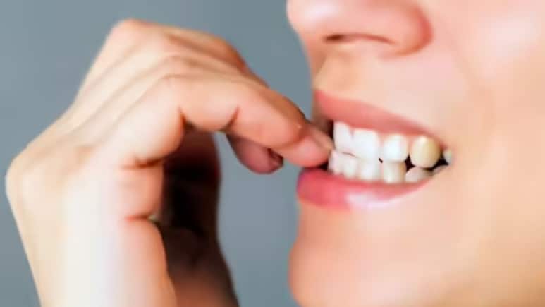 नाखून चबाना और काम को टालने की आदत क्यों होती है? एक्सपर्ट से जानिए हम क्यों करते हैं टालमटोल