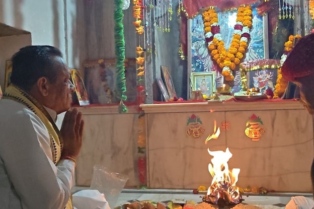  माताजी की विधिवत पूजा-अर्चना की 