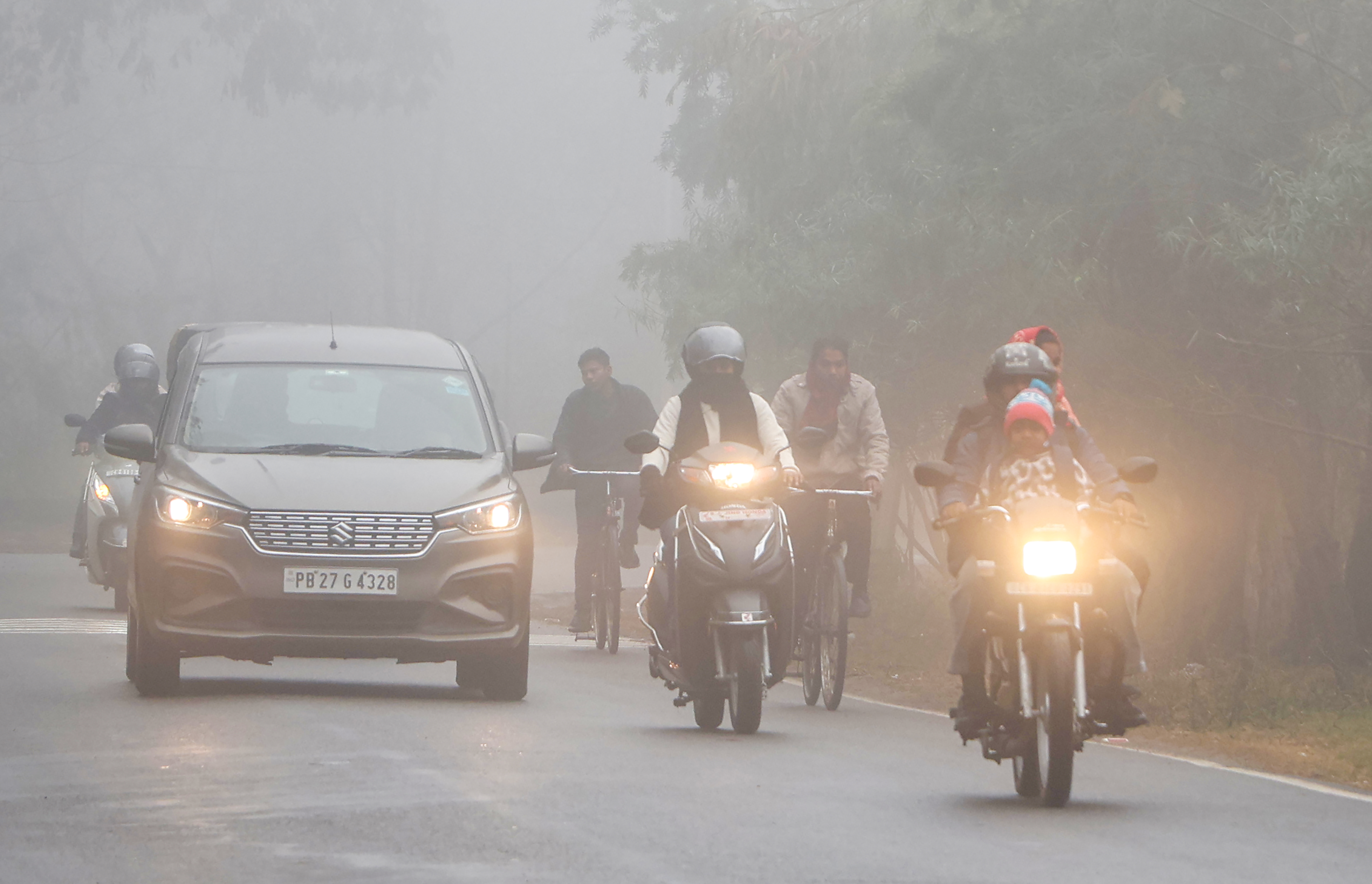 आज कोहरे और धूप का खेल, दिल्ली, नोएडा में मौसम 2 दिन में दिखाएगा असली पिक्चर