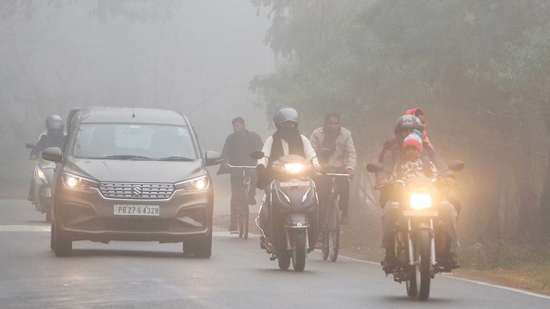 आज कोहरे और धूप का खेल, दिल्ली, नोएडा में मौसम 2 दिन में दिखाएगा असली पिक्चर