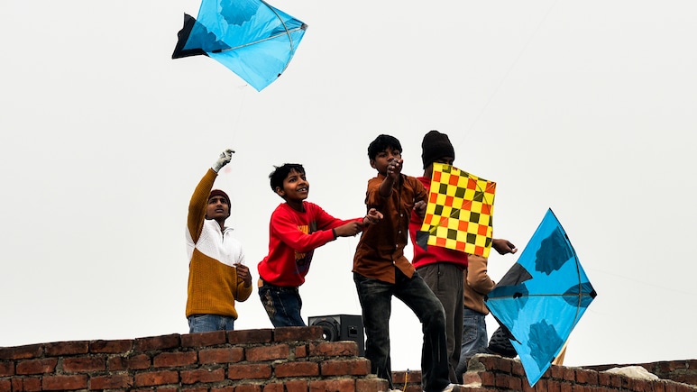 Makar Sankranti 2026: पतंग उड़ाने से पहले जान ले पुलिस की चेतावनी, नहीं तो हो जाएगी मुश्किल, माता-पिता भी ध्यान दें
