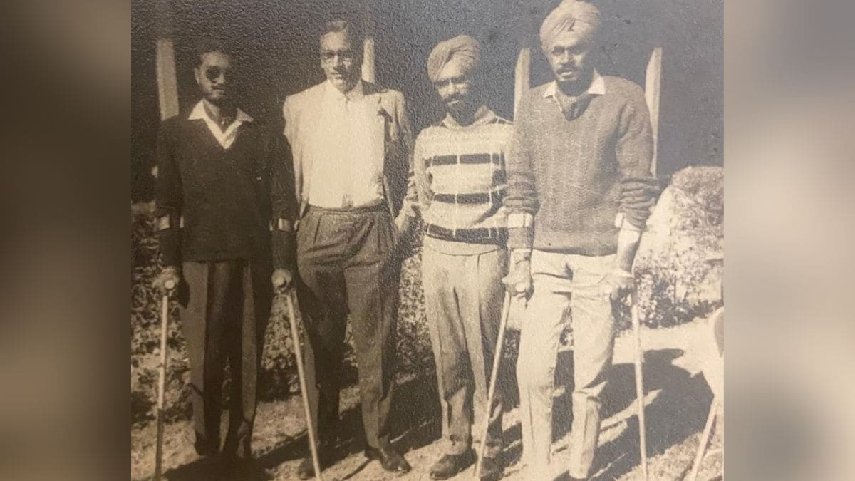 AS Bal (Extreme Right) on crutches after sustaining injuries in the 1965 war. 
