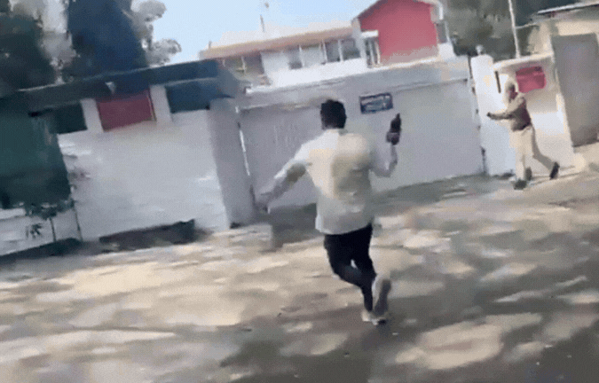 VIDEO: मंत्री विजय शाह की नेम प्लेट पर पोती कालिख, यूथ कांग्रेस अध्यक्ष को पुलिस ने किया गिरफ्तार