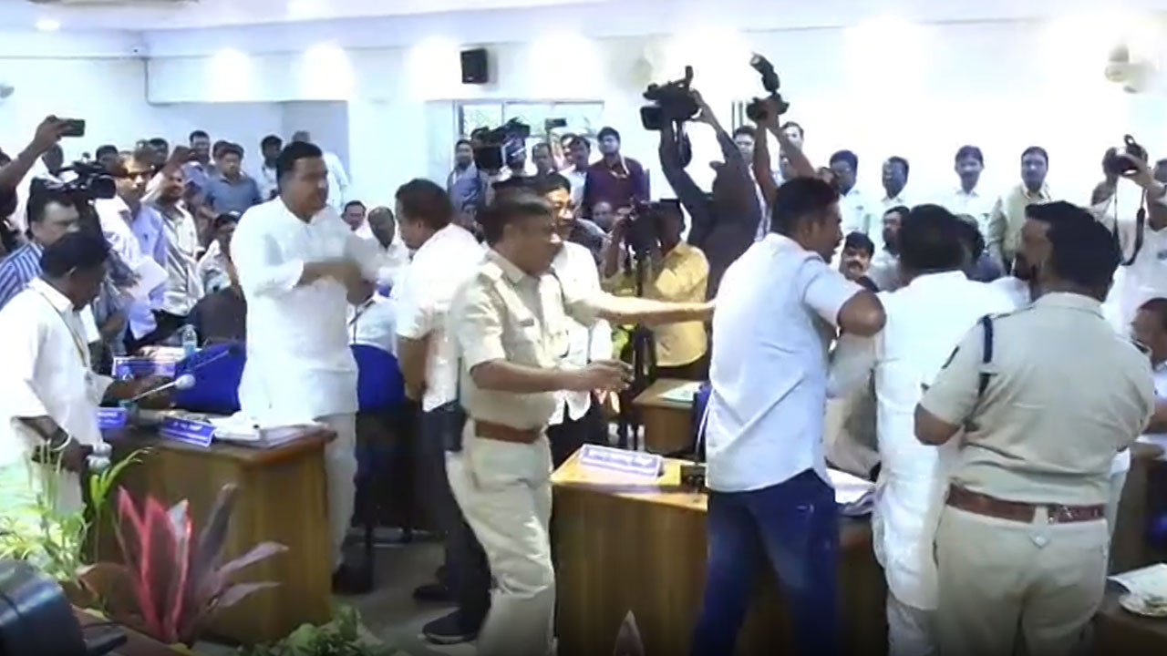 BJP MLA vs Congress MLC As Karnataka Meeting Turns Into Battlefield