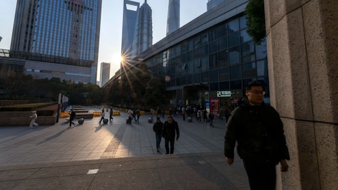 Stocks Dip, Gold Hits Record as Tariff Woes Return: Markets Wrap