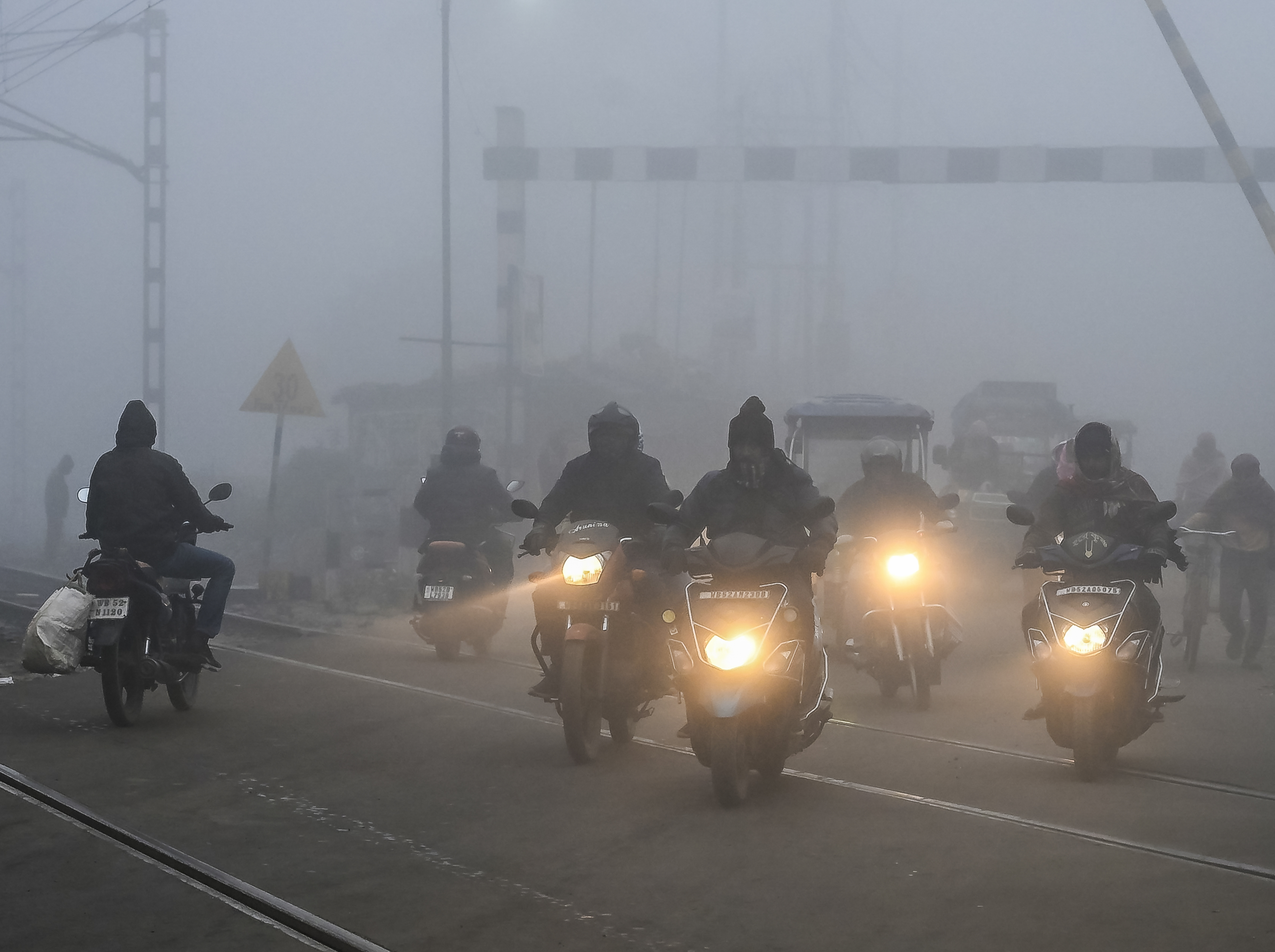 उफ्फ! गुरुग्राम में बर्फ जमाने वाली ठंड, दिल्ली NCR में सर्दी का नया रिकॉर्ड, अभी 2 दिन और खराब रहेगा मौसम