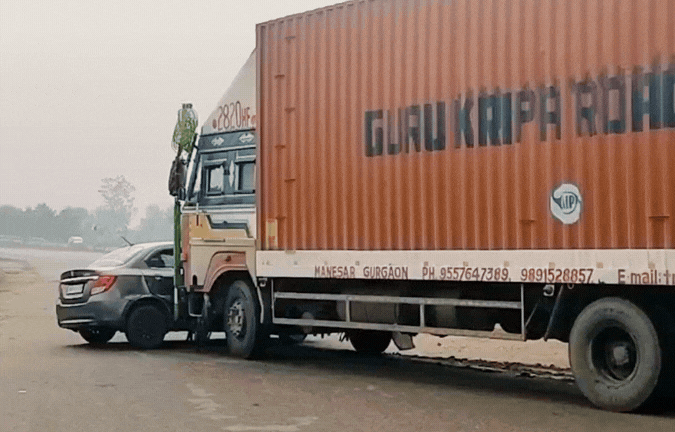 ओवरटेक कर रही कार को ट्रक ने मारी टक्कर, कई मीटर तक घसीटा