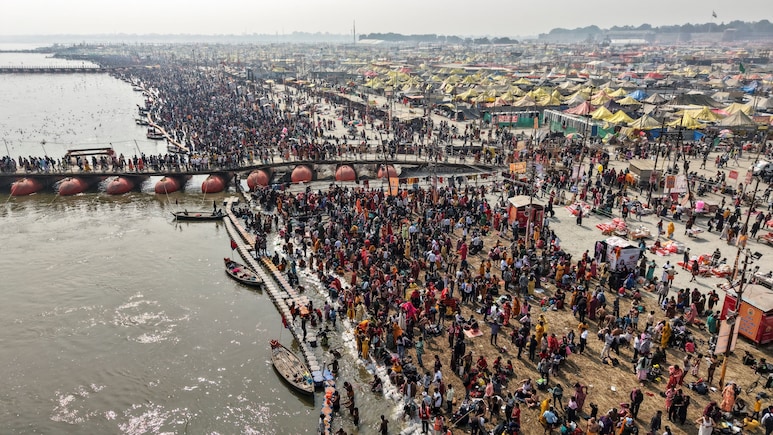 बसंत पंचमी पर प्रयागराज में उमड़ा भक्तों का सैलाब, संगम में 3 करोड़ से ज्यादा श्रद्धालुओं ने लगाई डुबकी