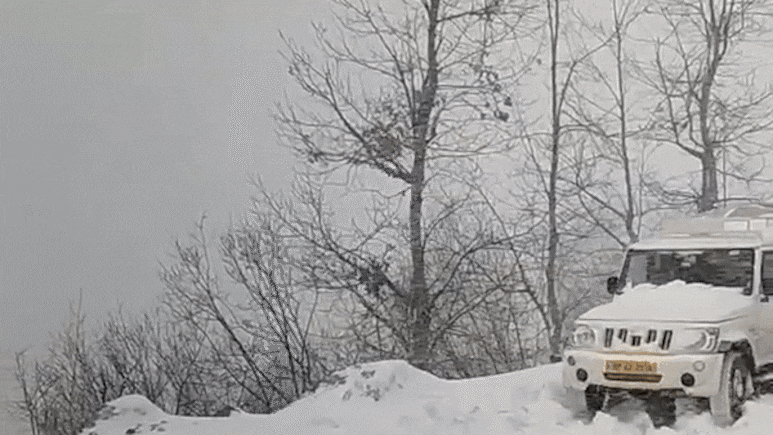 लाहौल स्पीति में भारी बर्फबारी, सड़कें बंद, बिजली गुल, बसों के पहिए भी जाम