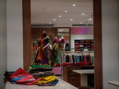 Massive Crowd Outside Karnataka Shworoom, And It Is Not For iPhone | Watch Video