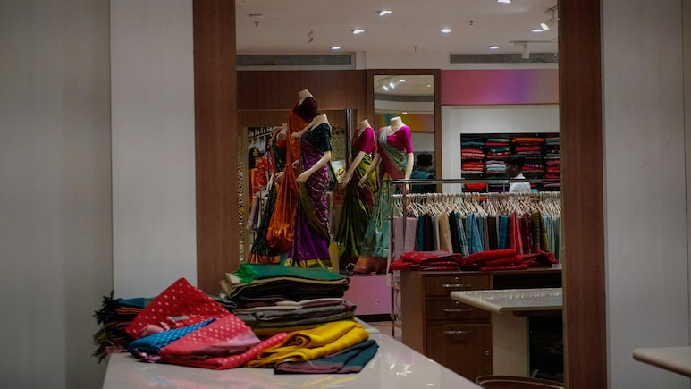 Massive Crowd Outside Karnataka Shworoom, And It Is Not For iPhone | Watch Video