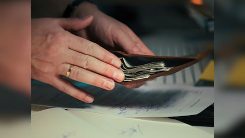 सैलरी 2 लाख...फिर भी जेब खाली! CA का खुलासा क्यों घुट रहा है मिडिल क्लास?