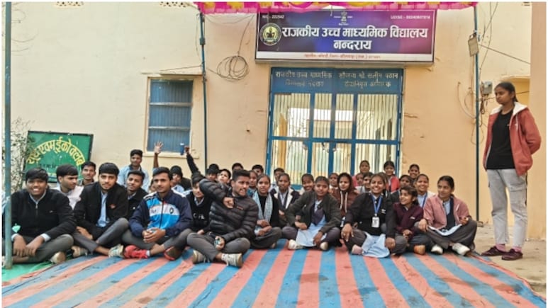 Rajasthan Teacher Transfer: जिस गुरु ने बच्चों को 'हवाई सैर' कराई, उनके तबादले पर अनशन पर बैठे छात्र, विरोध में गांव का बाजार भी बंद