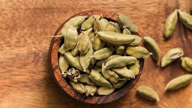 Green cardamon has benefits for those who are suffering from stomach ulcers