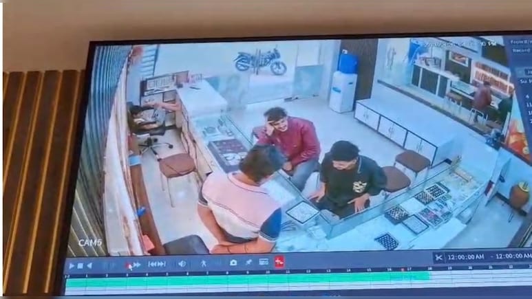 Gang Uses Toy Pistol To Rob Jewellery Shop In Hyderabad