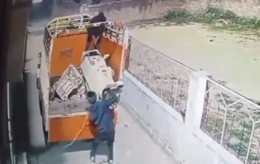 गार्ड को कुर्सी से बांध, लाखों की मशीन गाड़ी में लाद ले उड़े चोर, CCTV में कैद वारदात से मचा हड़कंप