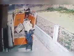 गार्ड को कुर्सी से बांध, लाखों की मशीन गाड़ी में लाद ले उड़े चोर, CCTV में कैद वारदात से मचा हड़कंप