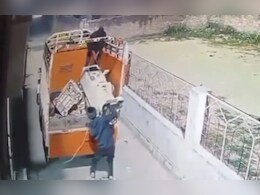 गार्ड को कुर्सी से बांध, लाखों की मशीन गाड़ी में लाद ले उड़े चोर, CCTV में कैद वारदात से मचा हड़कंप