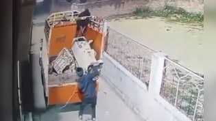 गार्ड को कुर्सी से बांध, लाखों की मशीन गाड़ी में लाद ले उड़े चोर, CCTV में कैद वारदात से मचा हड़कंप