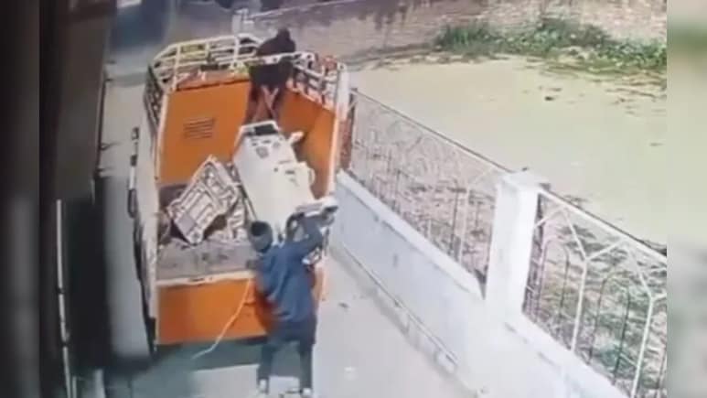 गार्ड को कुर्सी से बांध, लाखों की मशीन गाड़ी में लाद ले उड़े चोर, CCTV में कैद वारदात से मचा हड़कंप