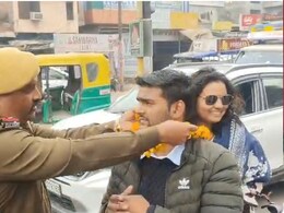 Rajasthan: नए साल पर अलवर पुलिस की गांधीगिरी, हेलमेट न पहनने वालों का माला पहनाकर किया स्वागत