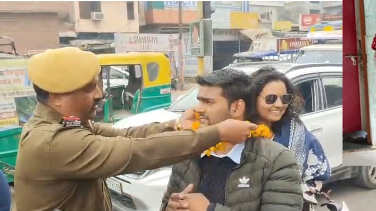 Rajasthan: नए साल पर अलवर पुलिस की गांधीगिरी, हेलमेट न पहनने वालों का माला पहनाकर किया स्वागत