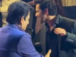 Viral Video: Varun Dhawan Avoids Shaking Hands With Udit Narayan At <i>Border 2</i> Event, Internet Reacts