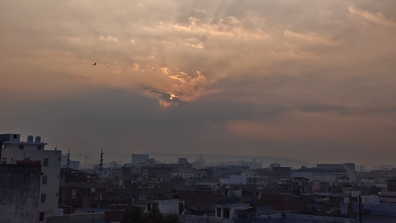 Rajasthan Weather: राजस्थान में बदला मौसम का मिजाज, 3 डिग्री तक चढ़ा पारा, अब बरसेंगी मावठ की बूंदें