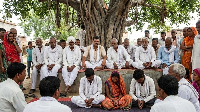 VIDEO: इश्क पर पंचायत का पहरा&hellip; बच्चों ने भागकर शादी की तो पूरे परिवार का होगा बहिष्कार! MP में लव मैरिज पर सुनिए ये फरमान