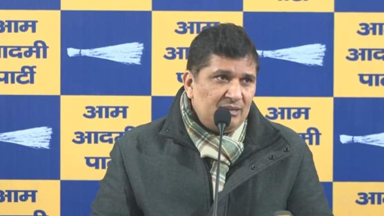 आम आदमी पार्टी ने दिल्ली सरकार के मंत्री कपिल मिश्रा को हटाने की मांग की