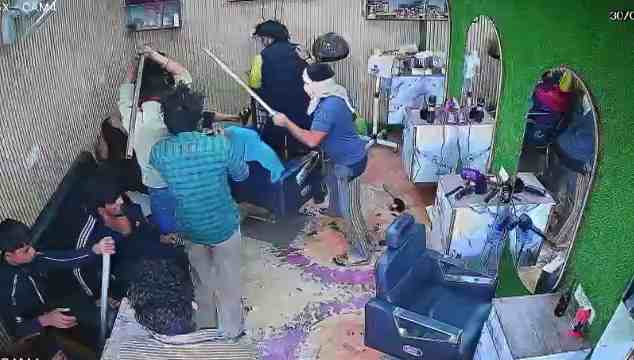 फरीदाबाद में सरेराह गुंडागर्दी! सैलून में बाल कटवा रहे युवकों पर रॉड-डंडों से हमला