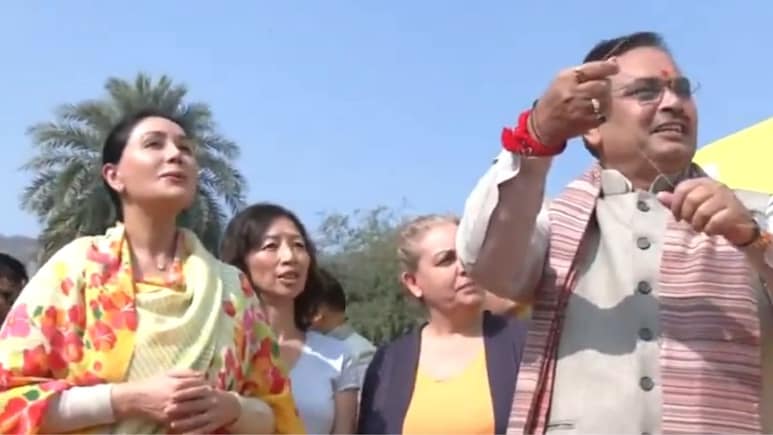 Rajasthan: मकर संक्रांति पर सीएम भजनलाल ने पतंगबाजी का दिखाया हुनर, दिया कुमारी ने भी थामा मांझा