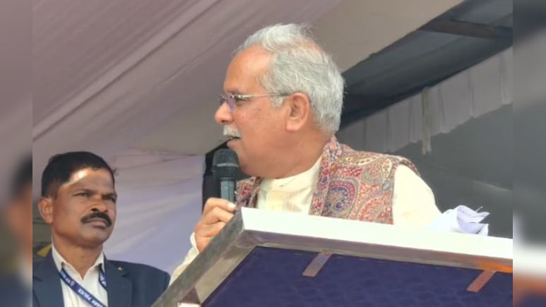 VIDEO: सामाजिक मंच पर सियासत! भरी सभा में भूपेश बघेल को टोका, &lsquo;राजनीति न करने&rsquo; की हिदायत