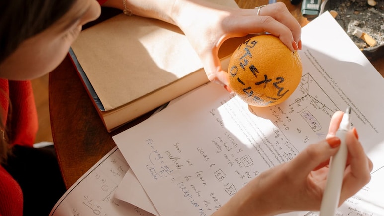 मैथ्स या केमिस्ट्री में हो जाता है डब्बा गोल? पढ़ाई को ऐसे आसान बना सकते हैं आप