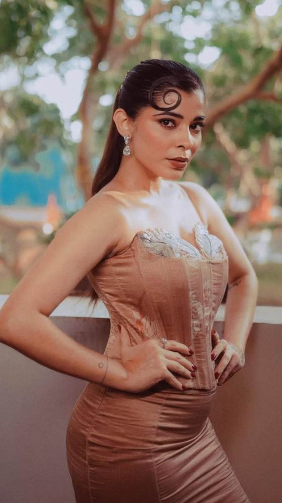 Sakshi Keswani Stuns in a Chic Outfit