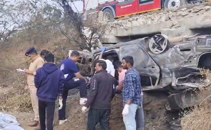 मामले की जांच में लगे पुलिस के जवान.