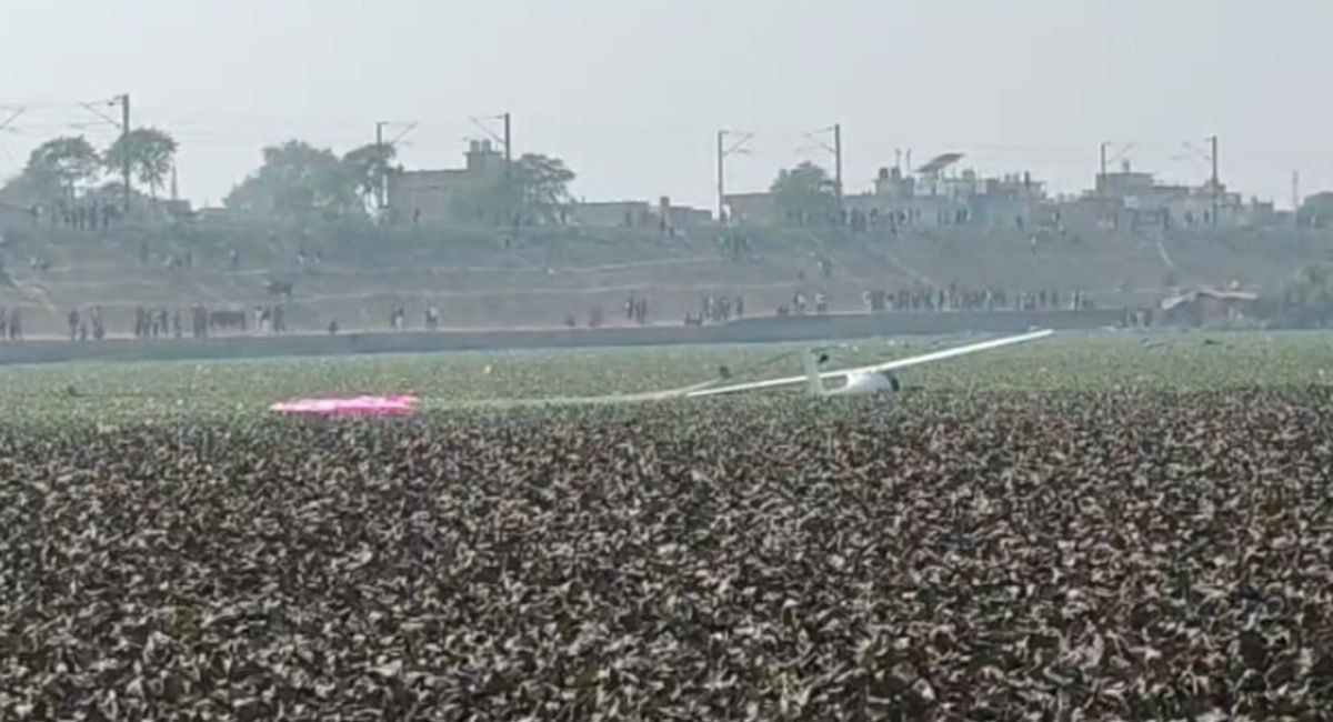 प्रयागराज में तालाब में गिरा एयरक्राफ्ट, दो लोग थे सवार, राहत और बचाव कार्य जारी