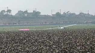 प्रयागराज में तालाब में गिरा एयरक्राफ्ट, विमान में सवार दोनों लोग सुरक्षित