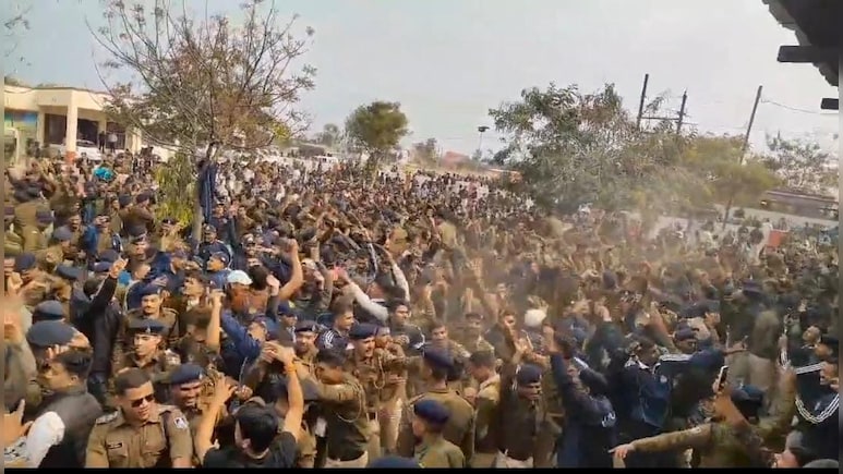 Dhar: ड्यूटी के बाद DJ की धुन पर खूब झूमे पुलिसकर्मी, बसंत पंचमी पर सुरक्षा थी बड़ी चुनौती