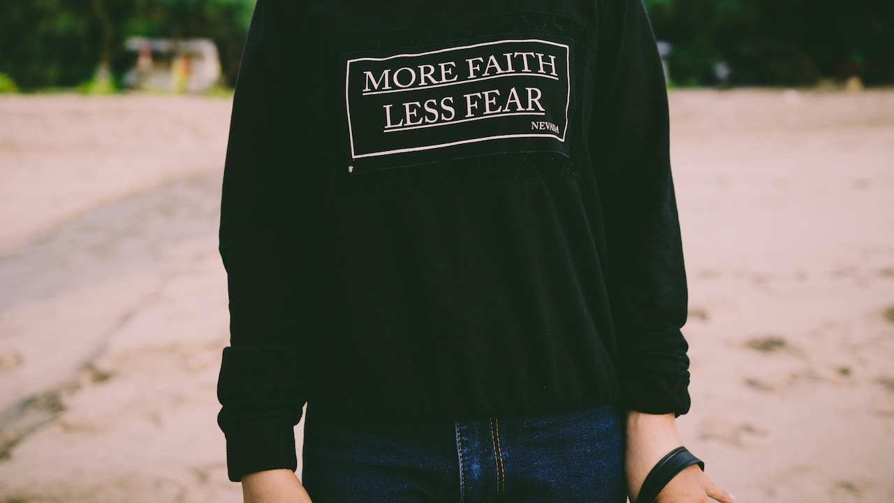 Learn how to choose between cotton vs fleece sweatshirts Learn how to choose between cotton vs fleece sweatshirts