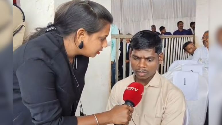 ध्वजारोहण की शान बढ़ाने पहुंचे समर्पण कर चुके 9 हार्डकोर नक्सली, कभी थे गणतंत्र के दुश्मन